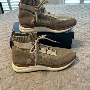 OTBT Brown and Tan Ankle Boots Excellent condition!